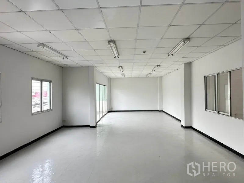 工厂 出租在Khlong Luang, Pathum Thani - 二层明亮办公室，吊顶、日光灯与多扇窗户。