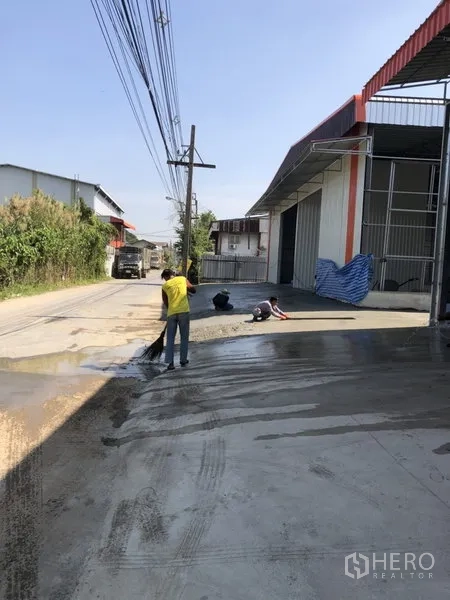 Warehouse for rent in Bang Kapi, Bangkok - Concrete forecourt and canopy at the warehouse front with convenient street access in Bang Kapi.