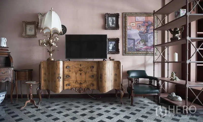 Townhouse for rent in Khlong Toei, Bangkok - Feature wall with TV on vintage cabinet and open display shelving