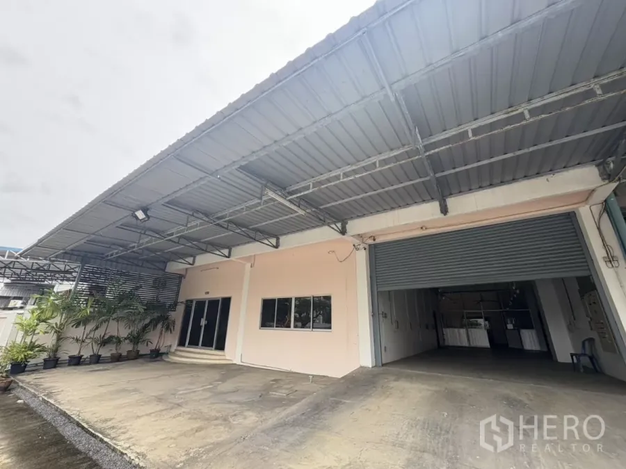 Warehouse for rent in Bang Phli, Samut Prakan - Covered loading bay with roller shutter and glass office entrance at warehouse exterior in Bang Phli.