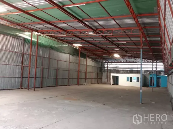 货栈 出租在Saphan Sung, Bangkok - 仓库内部宽敞，高钢桁架屋顶与天窗，混凝土地面