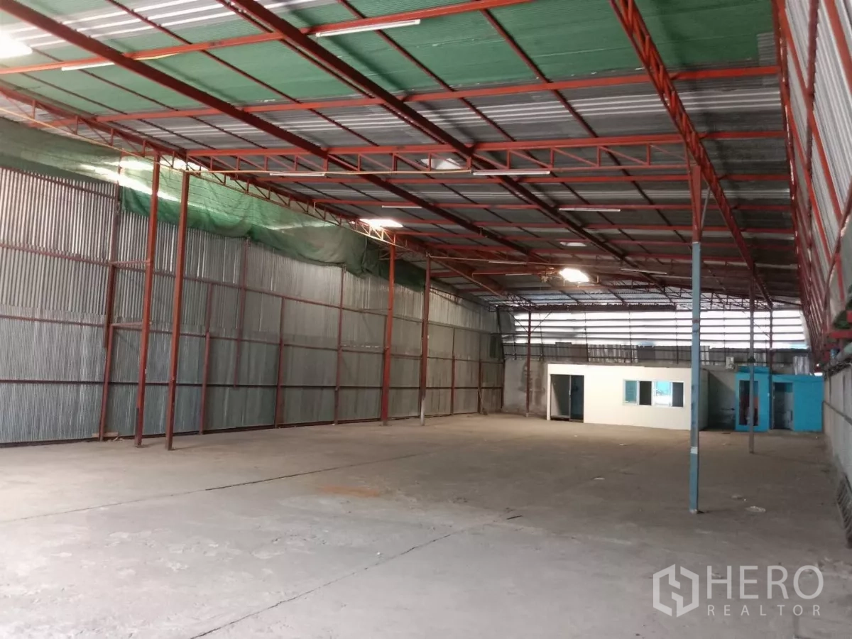 货栈 出租在Saphan Sung, Bangkok - 仓库内部宽敞，高钢桁架屋顶与天窗，混凝土地面