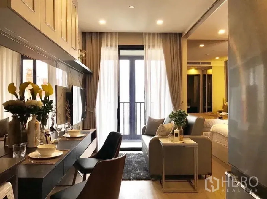 公寓 出租在Watthana, Bangkok - 小客厅面向阳台，纱帘通透，旁设简洁餐台。