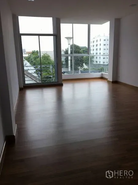 สำนักงานที่บ้าน ขายในLat Phrao, Bangkok - มุมทำงานกระจกเต็มผนัง มองเห็นวิวต้นไม้และเมือง