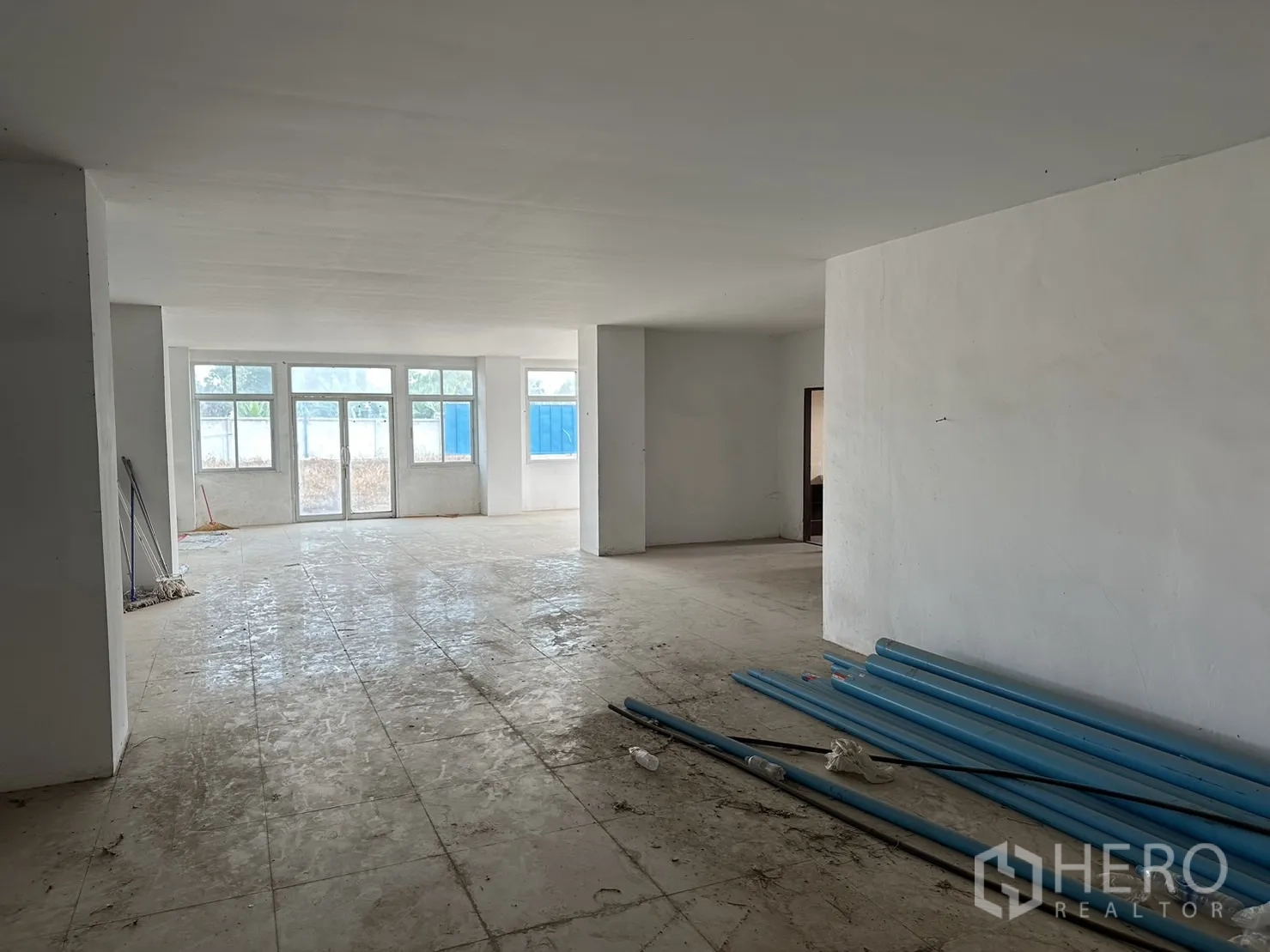 Factory for rent in Pak Kret, Nonthaburi - Ground‑floor office lobby with tiled floor and glass entrance doors.