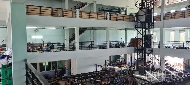 Warehouse for rent or sale in Bang Phli, Samut Prakan - Upper mezzanine walkway with railings overlooking the warehouse operations below.