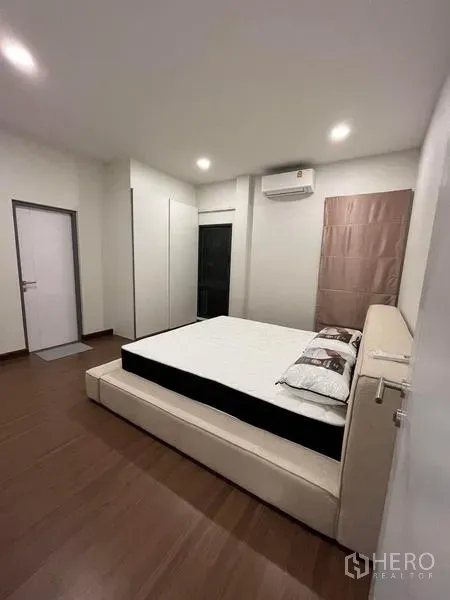 Detached House for rent - Bright bedroom with double bed, built-in wardrobes and warm wood flooring.