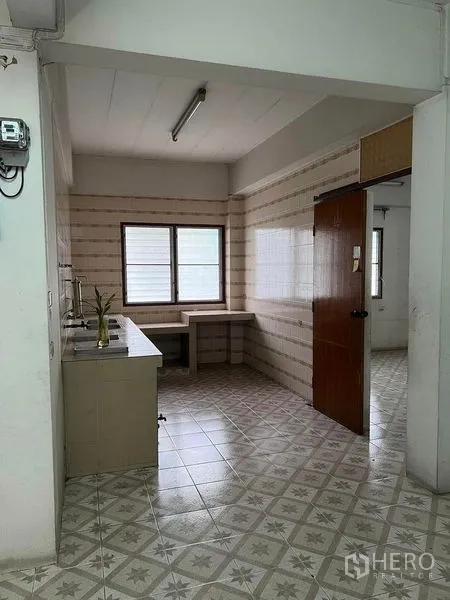Factory for rent in Bang Na, Bangkok - Simple pantry with tiled floor, countertop and twin windows inside the factory building in Bang Na.