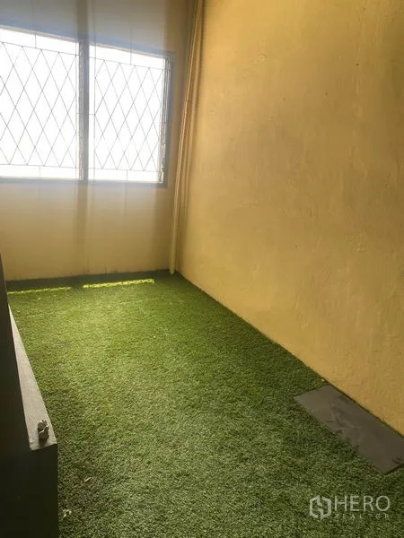 Shophouse for rent in Watthana, Bangkok - Narrow balcony or indoor terrace with artificial grass and lattice windows