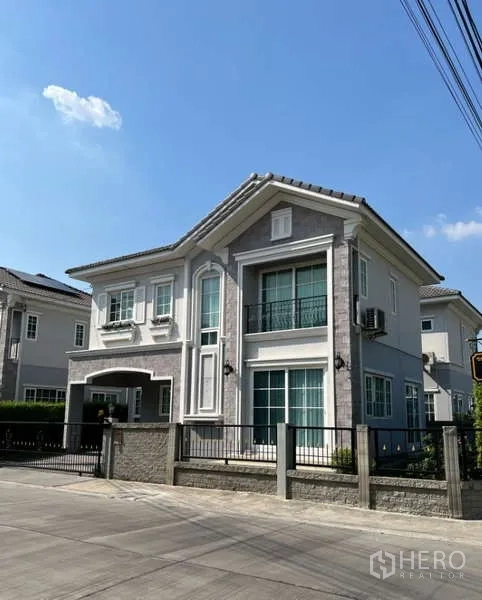 独立式住宅 出租或出售在Khan Na Yao, Bangkok - 街景外观：优雅两层住宅，围栏、阳台与石材立面。
