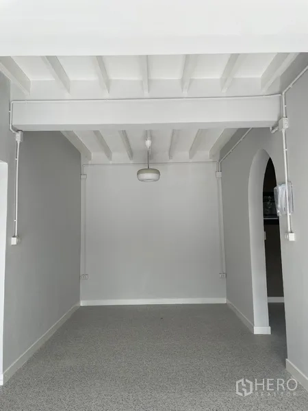 Home Office for rent in Khlong Toei, Bangkok - Ground-floor room with exposed beams and an arched doorway