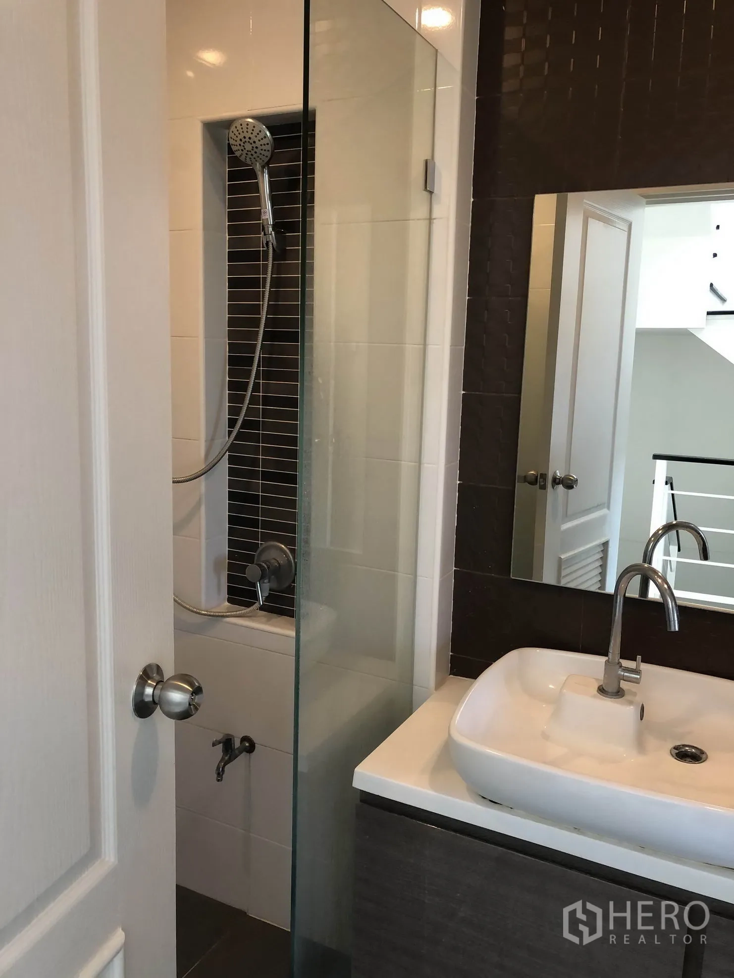 Townhouse for rent in Bang Kapi, Bangkok - Bathroom vanity with square basin, mirror and glass-partition shower.