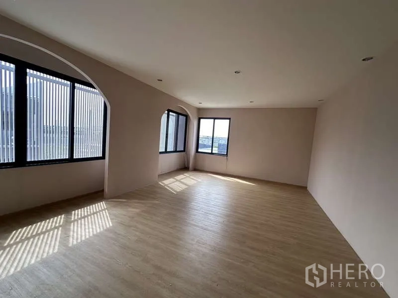 Factory for rent in Lam Luk Ka, Pathum Thani - Open-plan office with arched wall openings and oversized windows.