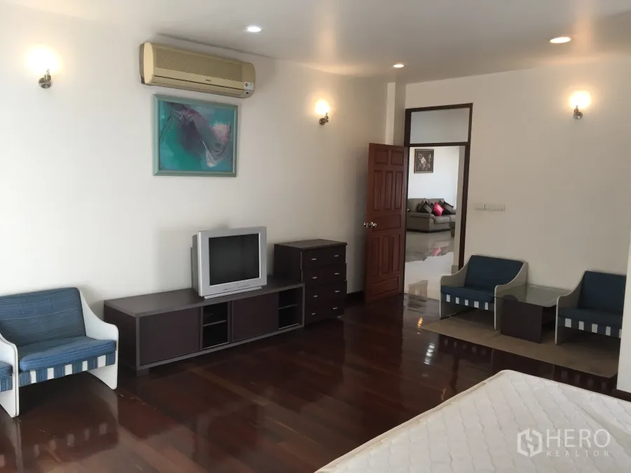 คอนโด ให้เช่าในWatthana, Bangkok - ห้องนอนขนาดใหญ่ พื้นไม้เงาสวย ติดแอร์ผนัง พร้อมชั้นวางทีวีและมุมที่นั่ง