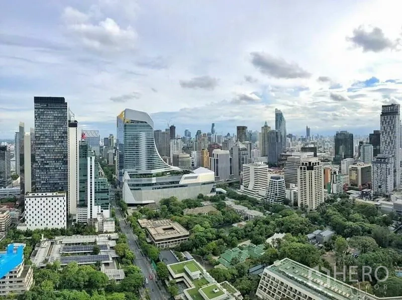 Condominium for rent in Pathum Wan, Bangkok - Panoramic city view over central Bangkok and Lumphini Park from a high-rise condominium.