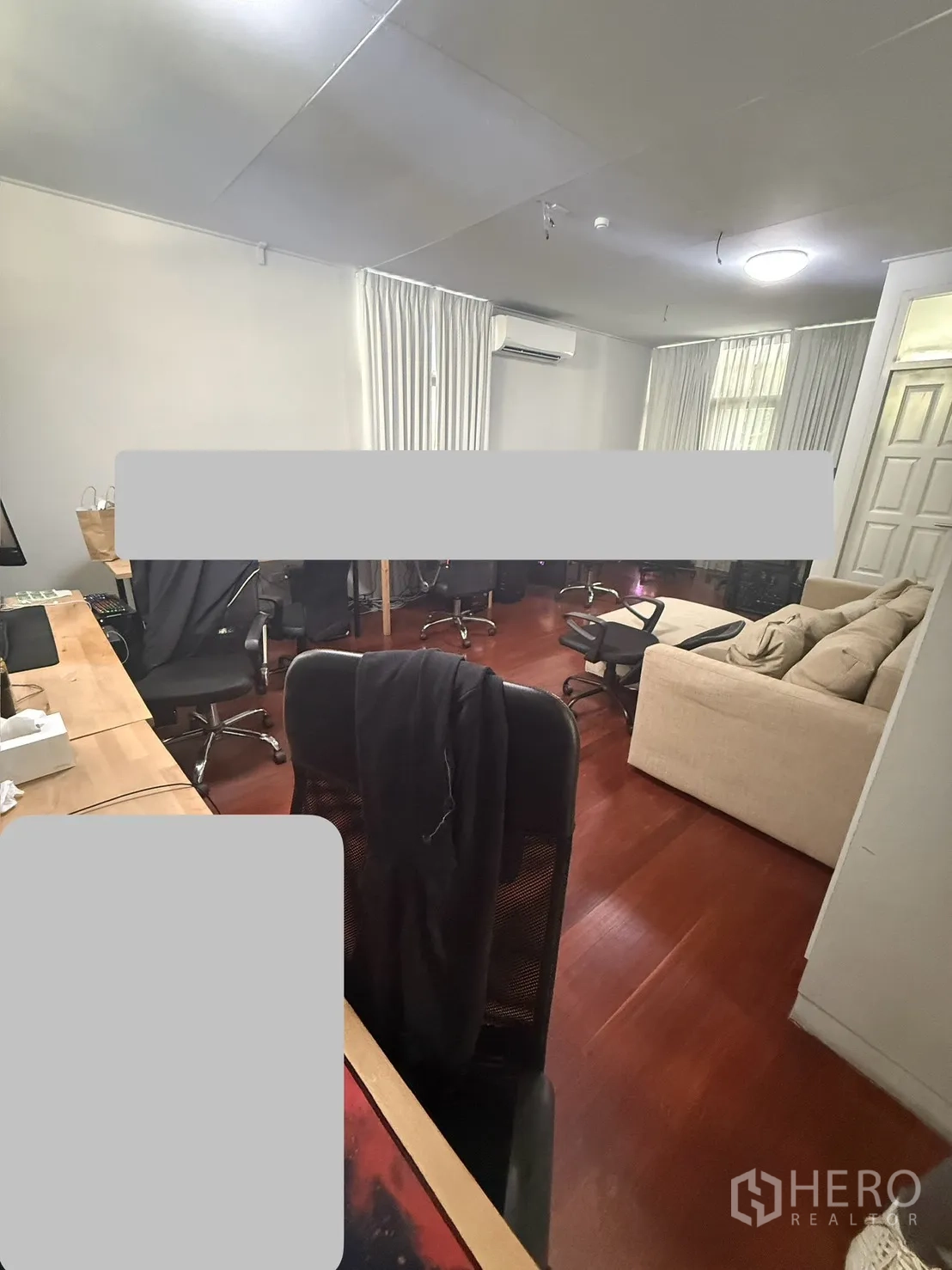 โฮมออฟฟิศ for rent in Watthana, Bangkok - ห้องทำงานขนาดใหญ่ โต๊ะยาวหลายที่นั่ง โซฟา และผ้าม่าน บนพื้นไม้