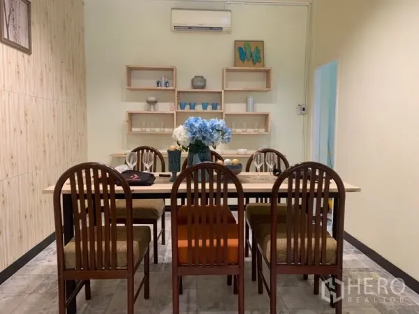 带办公室的家 出租在Suan Luang, Bangkok - 餐厅设长木桌、八把椅子和墙面开放式置物架
