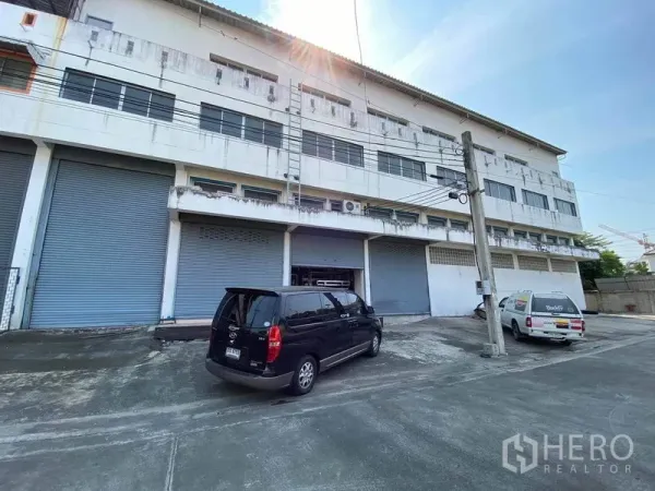 โรงงาน ขายในBang Phli, Samut Prakan - ด้านหน้าโรงงานมีประตูม้วนหลายช่องและที่จอดรถ