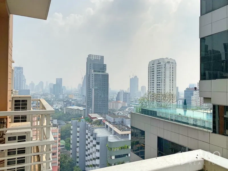 Condominium for rent in Khlong Toei, Bangkok - Balcony city view over Sukhumvit skyline with high-rise buildings.