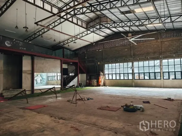 Warehouse for rent in Khlong Toei, Bangkok - Industrial hall with polished concrete floor, mezzanine and rows of windows.