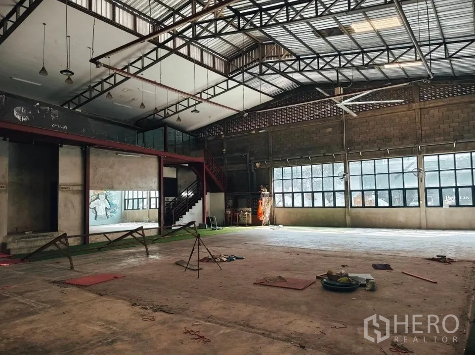 Warehouse for rent in Khlong Toei, Bangkok - Industrial hall with polished concrete floor, mezzanine and rows of windows.