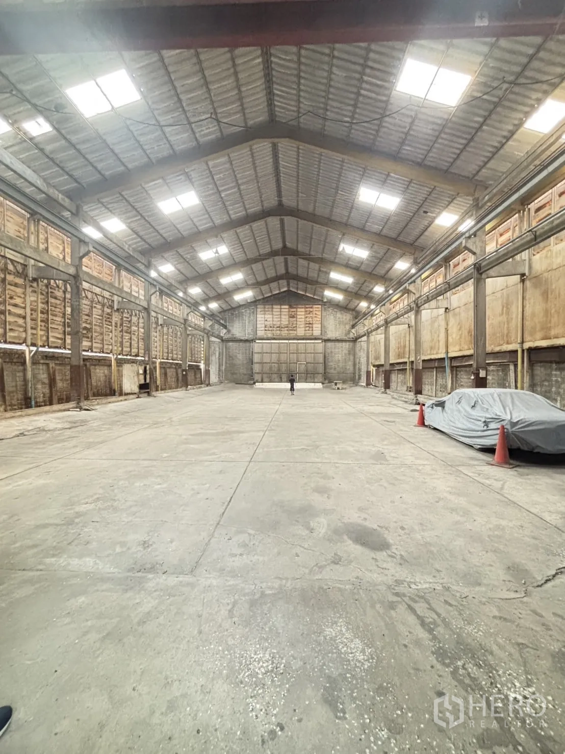 Warehouse for rent in Phra Khanong, Bangkok - High-roof warehouse hall with concrete floor, skylight panels, and open clear space.
