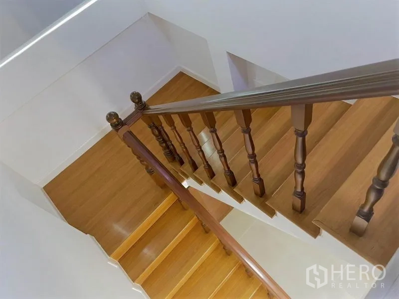 Detached House for rent in Suan Luang, Bangkok - Polished wooden staircase with classic balustrade leading to the upper floor.