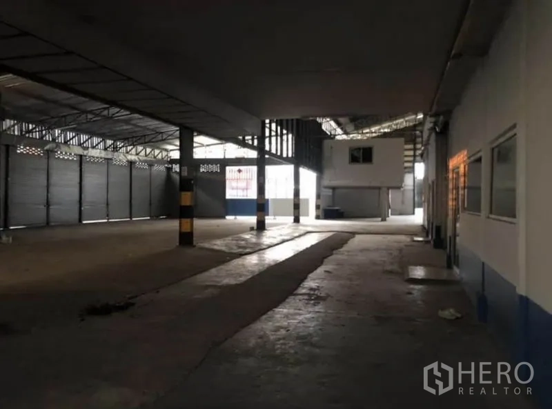 คลังสินค้า ให้เช่าในBang Phli, Samut Prakan - พื้นที่โกดังแบบเปิดโล่ง เสาโครงสร้าง แผงรับแสง และออฟฟิศชั้นลอย