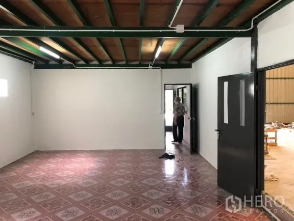 Warehouse for rent in Lam Luk Ka, Pathum Thani - Internal office room inside the warehouse with tiled floor, white walls, exposed beams and fluorescent lights.