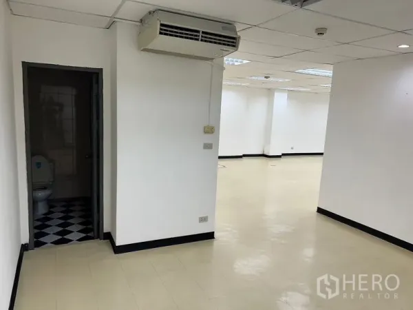 办公空间 出租在Pathum Wan, Bangkok - 办公区配壁挂式空调，旁边有独立卫生间入口，动线方便。