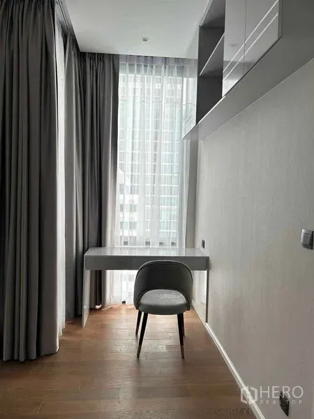 Condominium for rent in Pathum Wan, Bangkok - Work nook in a modern Lumphini condo for rent with desk, shelves and floor‑to‑ceiling window with city view.