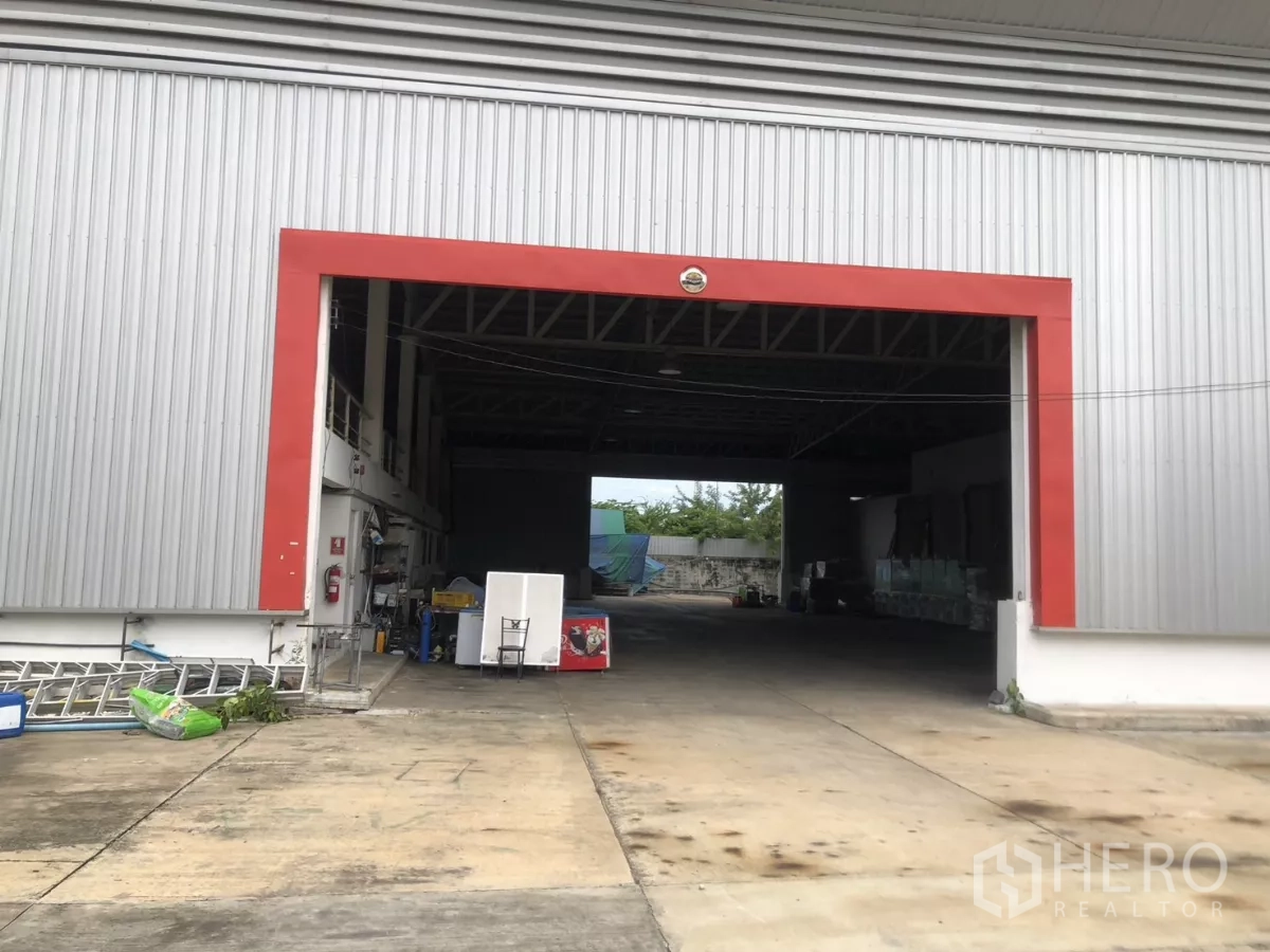 工厂 出租在Mueang Samut Prakan, Samut Prakan - 红框大开口的仓库入口及装卸平台