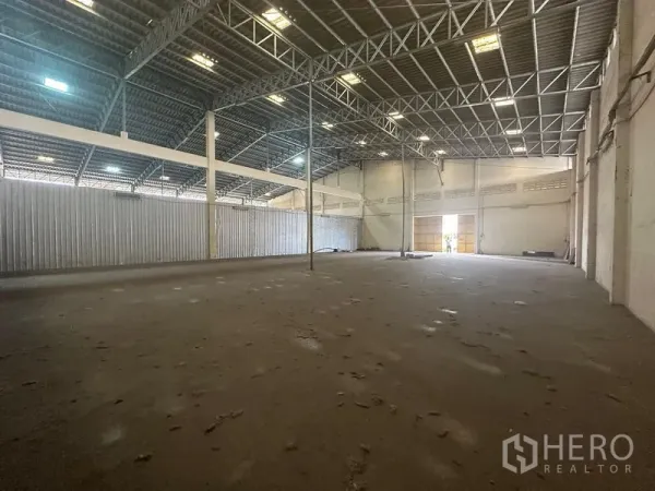 货栈 出租在Yan Nawa, Bangkok - 仓库内部，高钢结构屋顶与采光窗，宽阔混凝土地面。