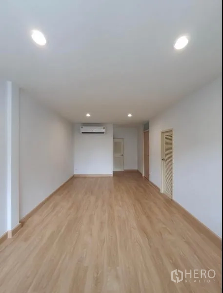 Townhouse for rent in Phaya Thai, Bangkok - Bedroom featuring split air conditioner, recessed lighting and wood floors.