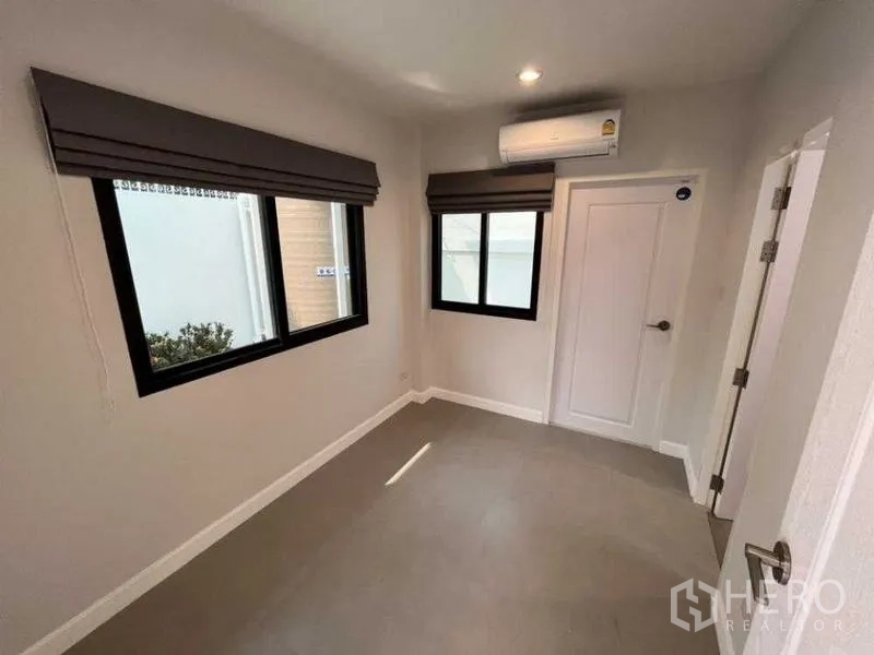 Detached House for rent in Phaya Thai, Bangkok - Small air-conditioned room with two windows, ideal for study or maid’s room.
