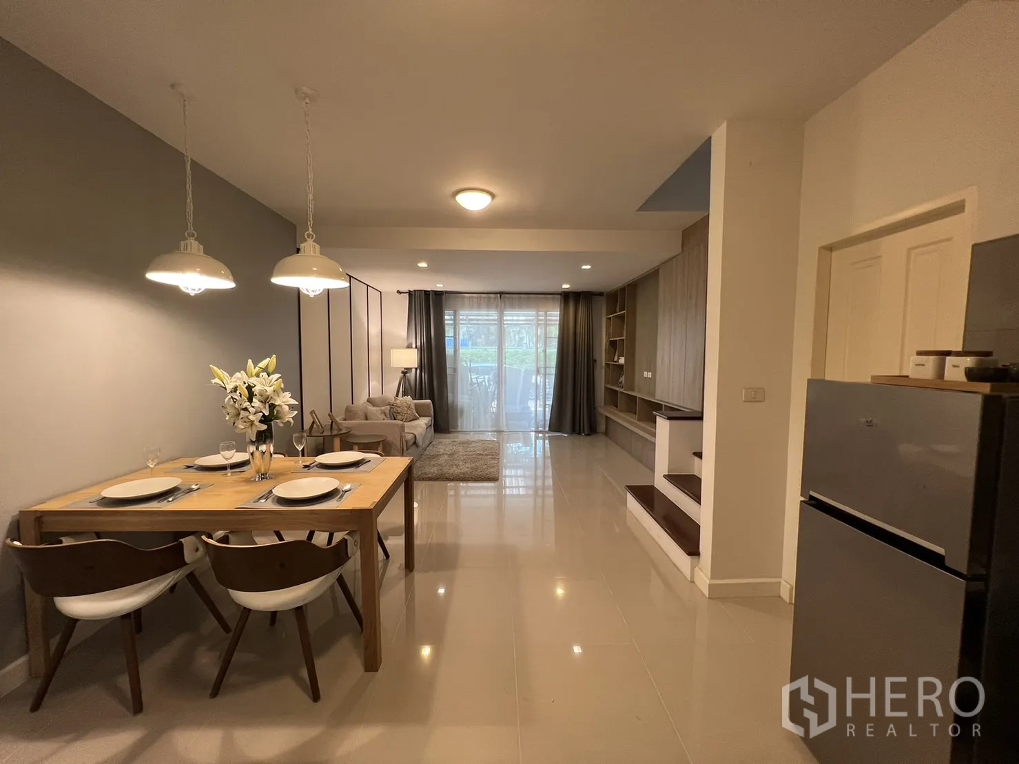 联排别墅 for rent in Suan Luang, Bangkok - 餐区设吊灯，面向客厅与厨房。