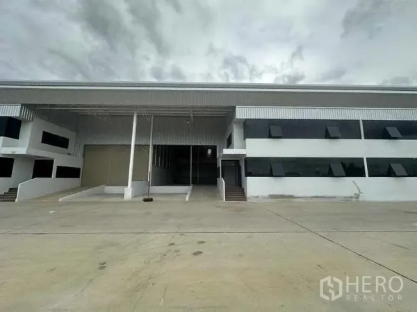 Factory for rent in Wang Noi, Phra Nakhon Si Ayutthaya - Factory exterior with multiple roller shutters and a spacious loading dock.