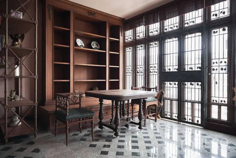 Townhouse for rent in Khlong Toei, Bangkok - Library or home office with built‑in wood shelving and patterned floor