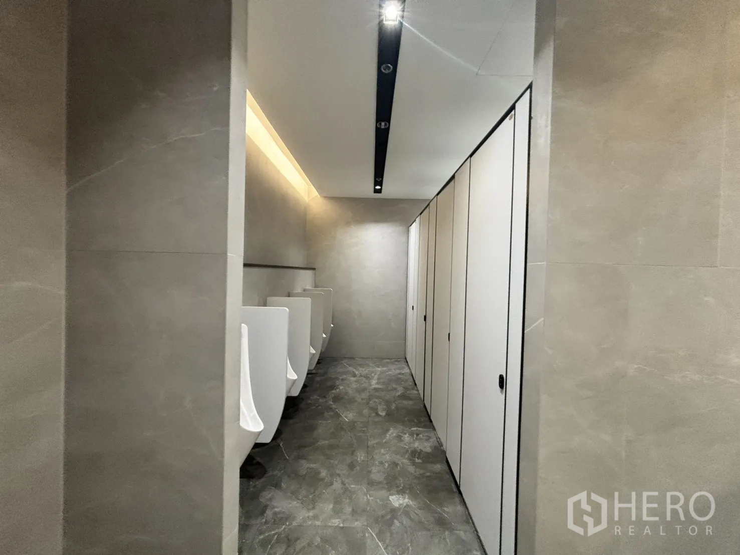 办公空间 出租在Huai Khwang, Bangkok - 公共卫生间，设有小便池与隔间厕位，灰色瓷砖。