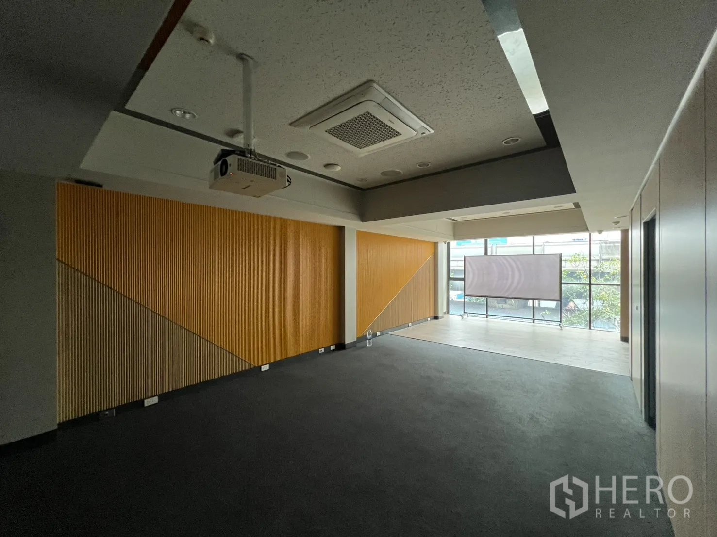 店屋 出租在Bang Rak, Bangkok - 会议室，吊顶投影、特色墙面与前方采光