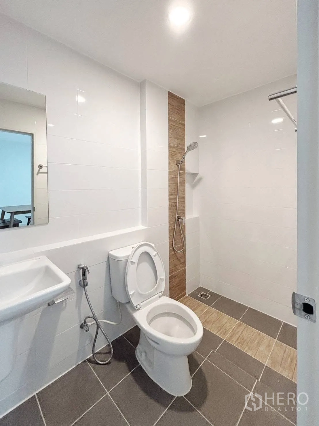 Townhouse for rent in Bang Phli, Samut Prakan - Clean bathroom with toilet, sink and a tiled walk-in shower area.