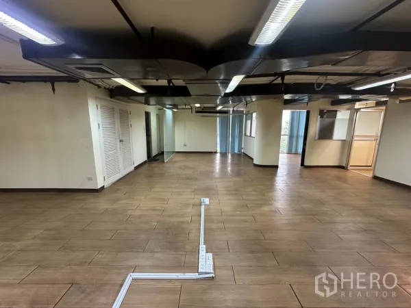 货栈 出租 - 大型工作区，带玻璃隔间、地面走线与天花出风口。