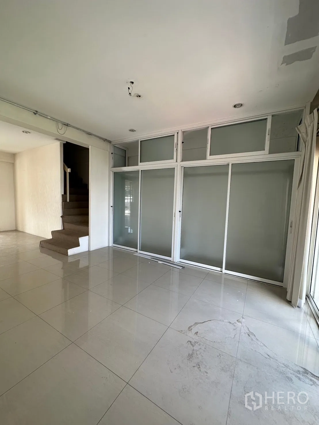 Retail Space for rent in Watthana, Bangkok - Meeting room with frosted glass partitions and polished tiled floor
