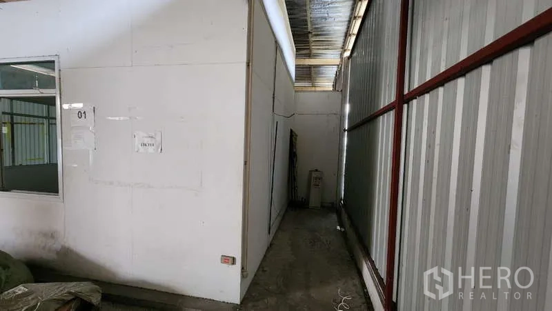 Warehouse for rent in Bang Khen, Bangkok - Narrow service corridor running alongside the internal office unit.