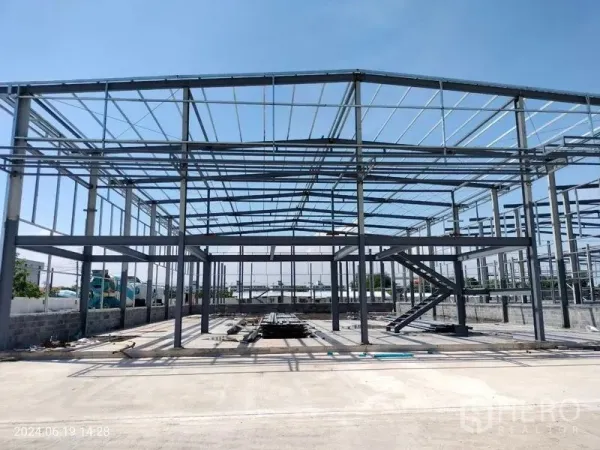 Warehouse for rent in Samut Prakan - Front elevation of a double-span warehouse frame with central staircase and open floor plate.