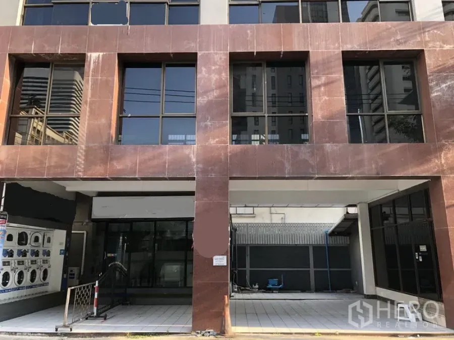 Retail Space for rent in Watthana, Bangkok - Ground-floor retail frontage with large glass windows, tiled forecourt and a covered entry in Sukhumvit near BTS Asok.