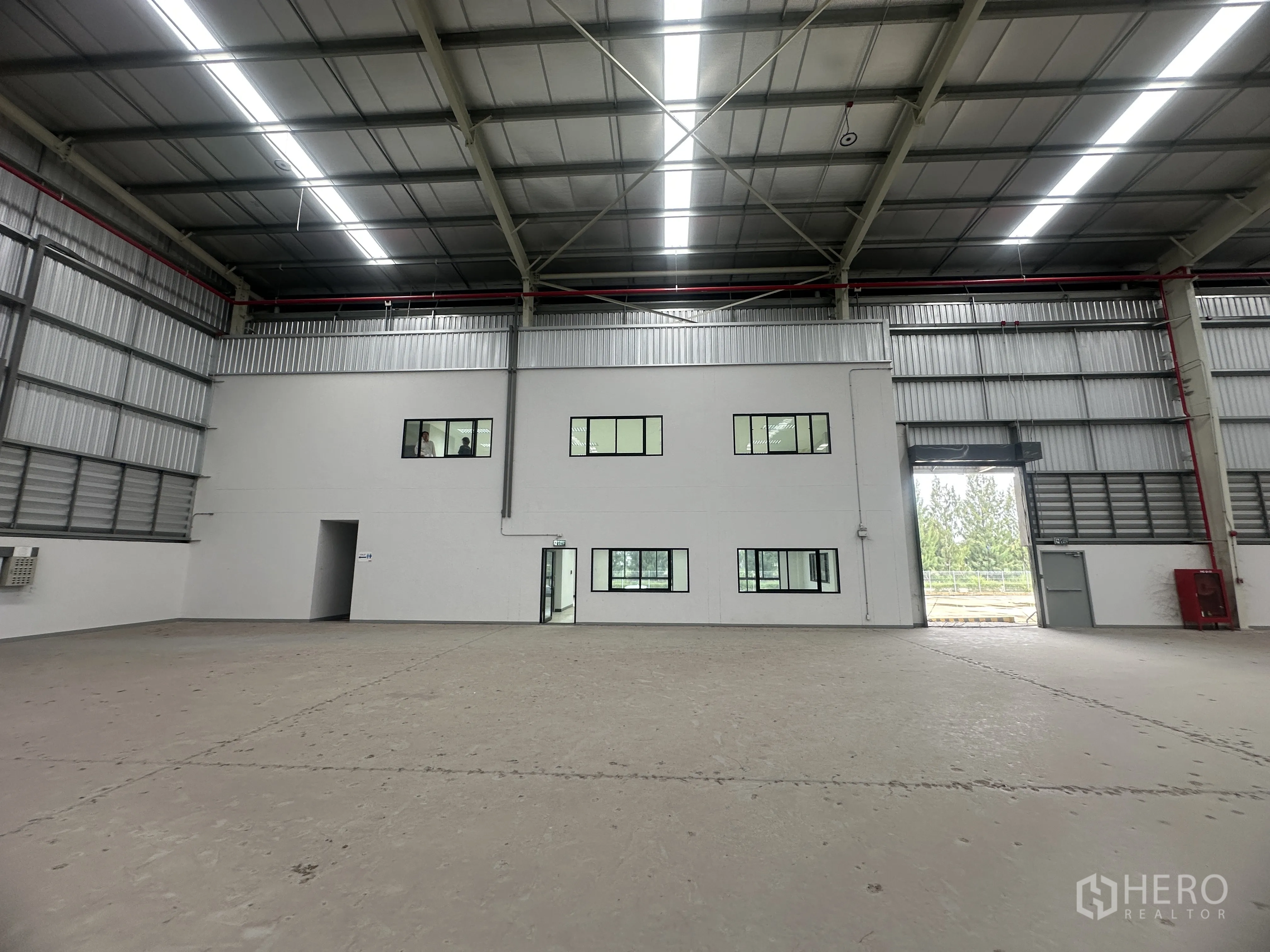 Warehouse for rent in Mueang Chon Buri, Chon Buri - Internal office block with multiple windows beside a large warehouse entry bay.