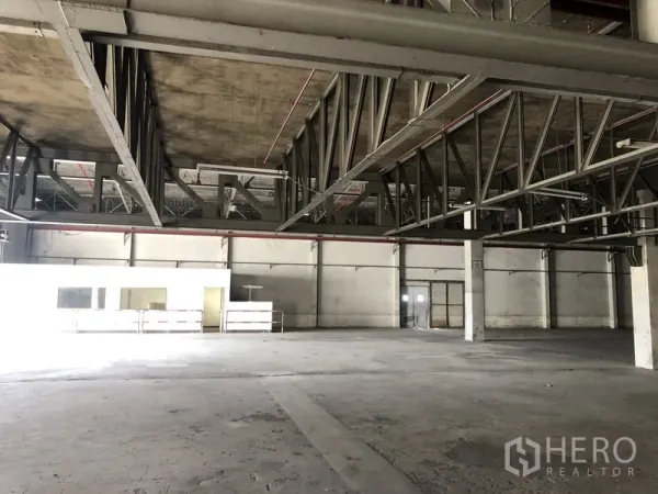 Warehouse for rent in Lam Luk Ka, Pathum Thani - Interior zone with mezzanine steel structure and small office rooms inside the warehouse