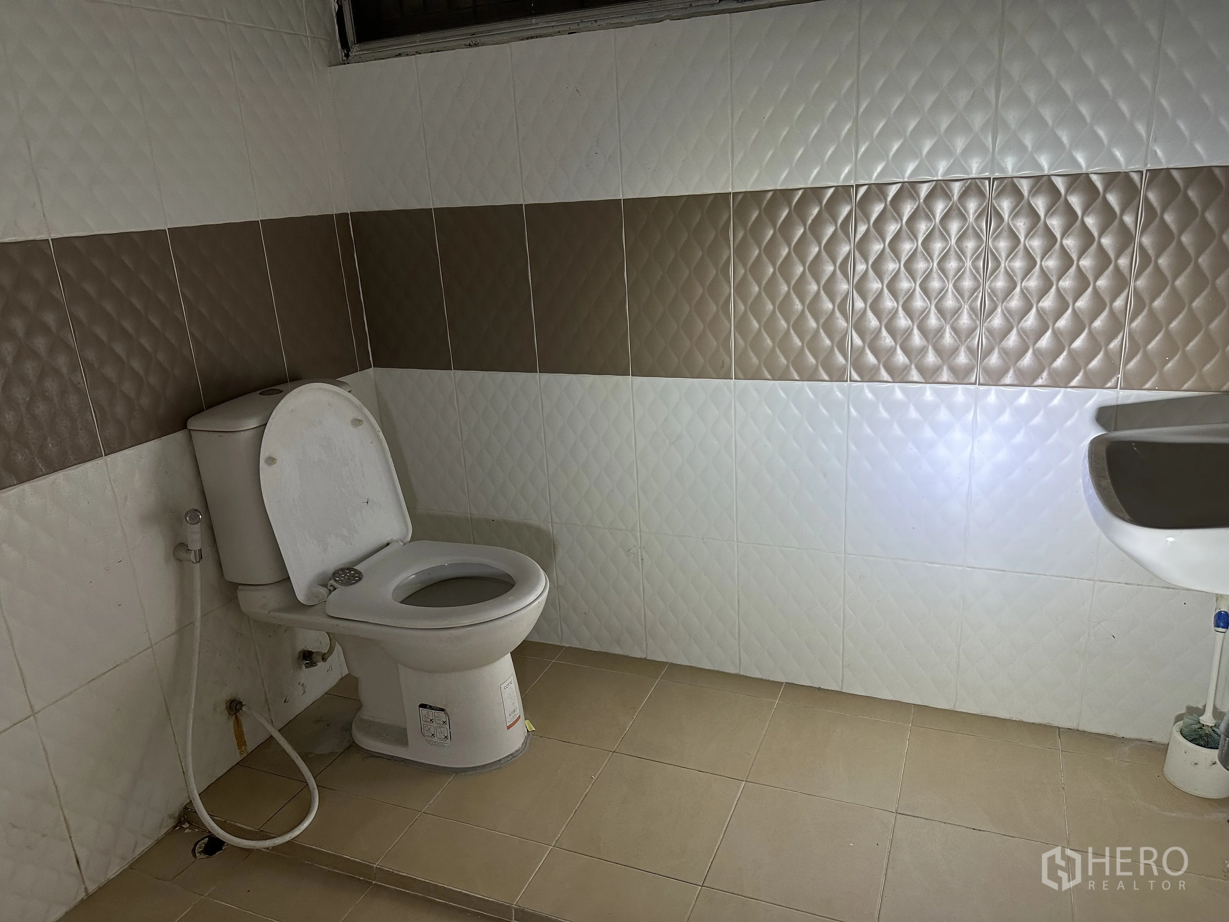 Home Office for rent in Suan Luang, Bangkok - Tiled bathroom with toilet, hand spray and patterned wall tiles.