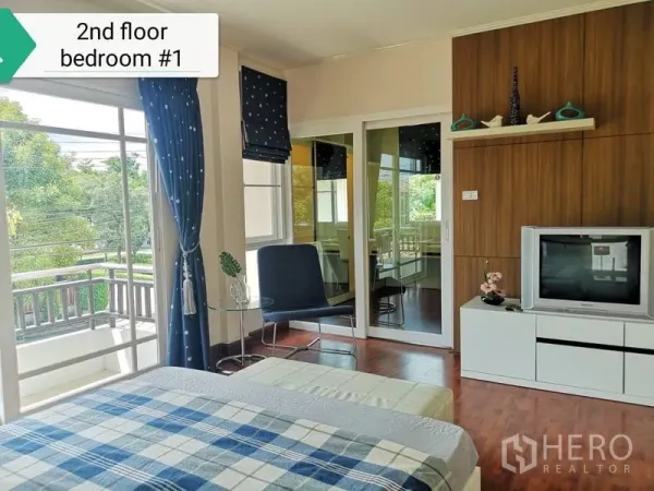 Detached House for rent - Bright second-floor bedroom with wood floors, large windows, blue curtains and TV cabinet with balcony access.